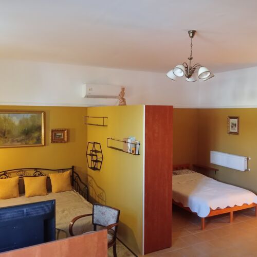 Turistický Apartman (jako celek) s manželskou postelí přízemní (s možností přistýlky)