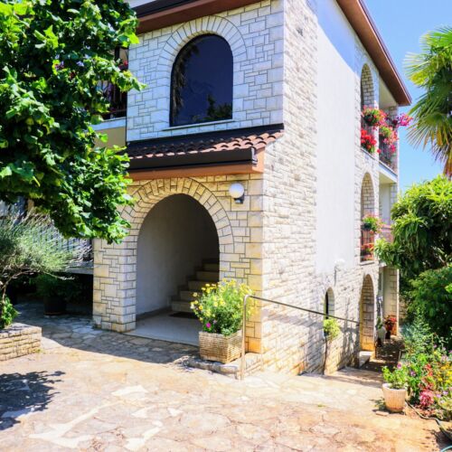 Na katu apartman za 8 osoba(e) sa 4 spavaće(om) sobe(om)