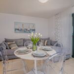 Apartman s klimatizací s balkónem pro 4 os. se 2 ložnicemi A-23084-b
