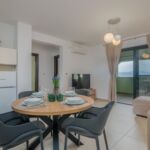 Apartman s klimatizací pro 4 os. se 2 ložnicemi s výhledem na moře A-23084-c