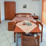 1-Zimmer-Apartment für 3 Personen mit Klimaanlage und Balkon AS-23187-b