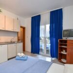 1-Zimmer-Apartment für 3 Personen mit Klimaanlage und Balkon AS-23187-c