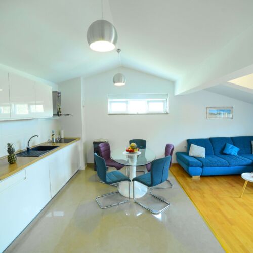 Apartament 5-osobowy z klimatyzacją z balkonem z 2 pomieszczeniami sypialnianymi A-23403-a