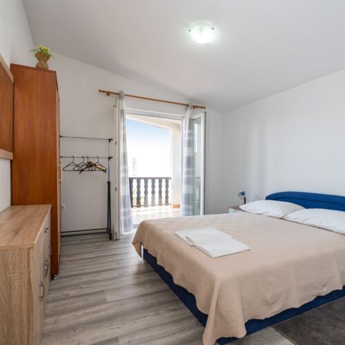 Apartament 4-osobowy z klimatyzacją z tarasem z 2 pomieszczeniami sypialnianymi A-23493-a