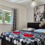 Apartament 3-osobowy z klimatyzacją z tarasem z 1 pomieszczeniem sypialnianym AS-23808-b