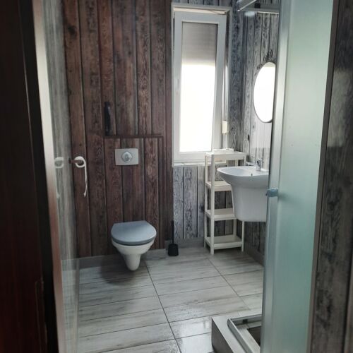 Dreibettzimmer mit Klimaanlage Gemeinsames Badezimmer