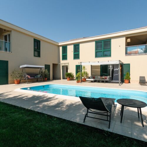 Sea View 5-Room Air Conditioned Apartment for 10 Persons K-23937