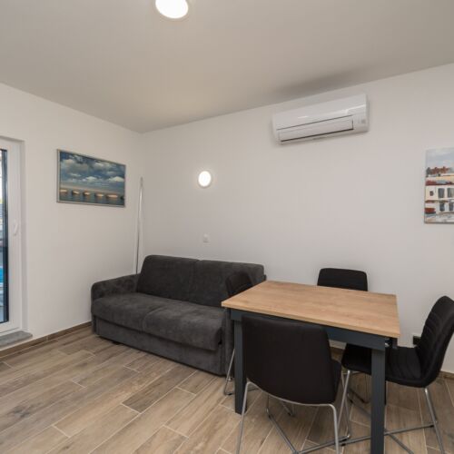 Apartament 4-osobowy z klimatyzacją na parterze z 2 pomieszczeniami sypialnianymi