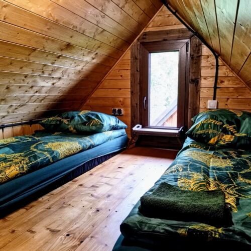 Pokój 4-osobowy z antresolą ze wspólną łazienką