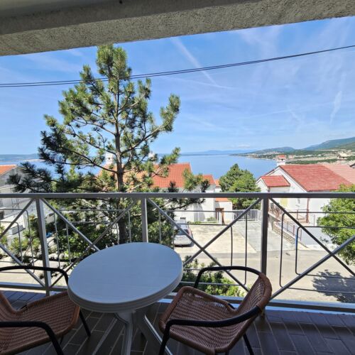 Balcony Holiday Home for 6 Persons with Garden