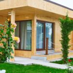 Bungalow cu terasă pentru 2 pers. (se inchirieaza doar integral) (se poate solicita pat suplimentar)