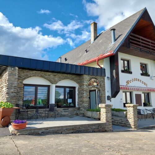 Casă de weekend întreaga unitate parțial cu vedere spre lac pentru 16 pers. (se inchirieaza doar integral) (se poate solicita pat suplimentar)