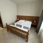 Pokoj s privátní koupelnou mimo apartmán  s manželskou postelí