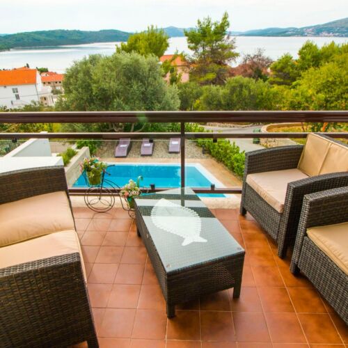 Sea View Upstairs 3-Room Apartment for 6 Persons