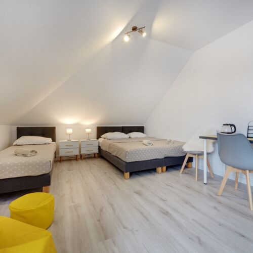 Pokój 3-osobowy z balkonem z widokiem na ogród