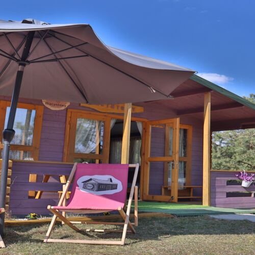 Domek letniskowy 4-osobowy z widokiem na las pokój od strony basenu