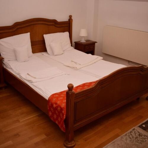 Pokoj s manželskou postelí