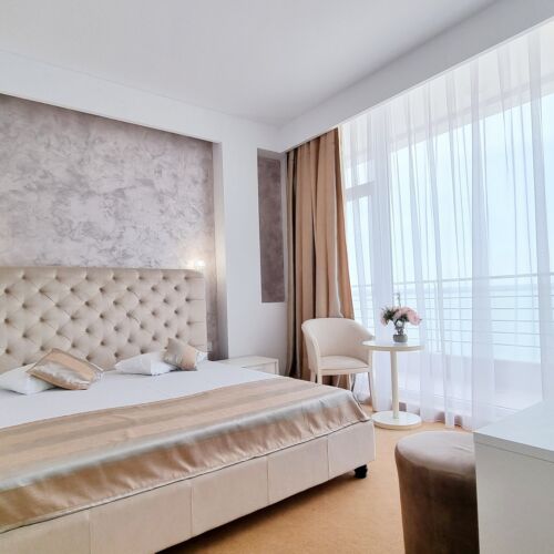 Apartament cu balcon cu vedere spre lac cu 2 camere pentru 4 pers.