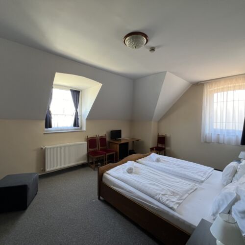 Camera cvadrupla standard la mansardă