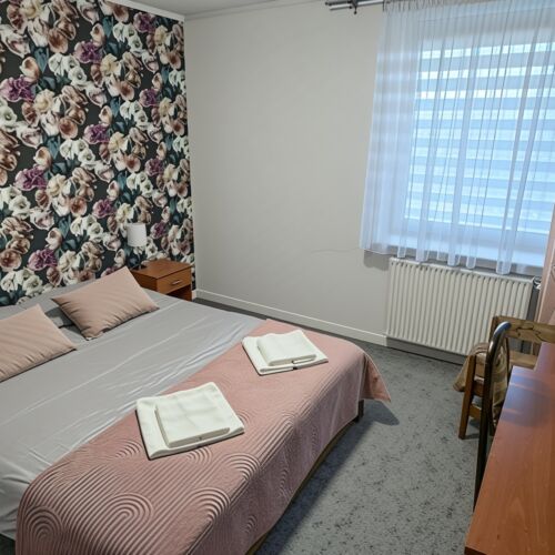 Pokoj s manželskou postelí