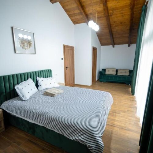 Casă de vacanță întreaga unitate cu vedere spre munte pentru 10 pers. (se inchirieaza doar integral)