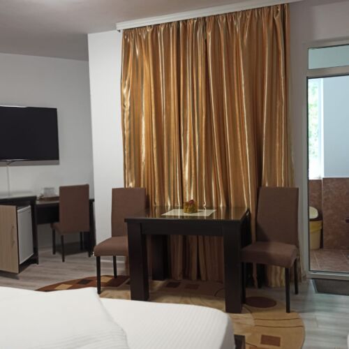 Camera tripla la parter