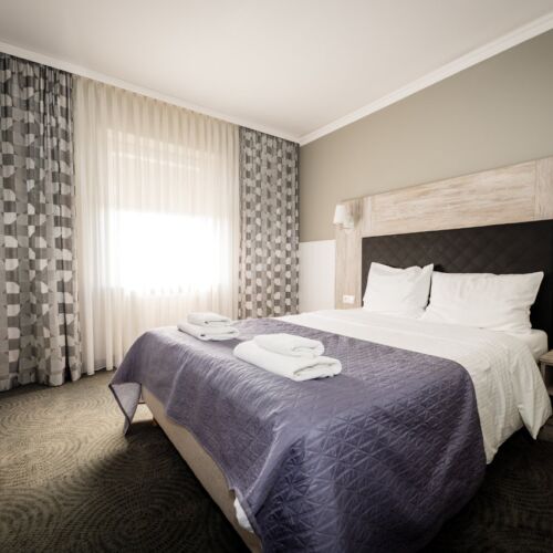 Pokoj s koupelnou s manželskou postelí na poschodí