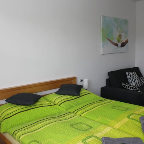 Pokoj s koupelnou s manželskou postelí přízemní (s možností přistýlky)