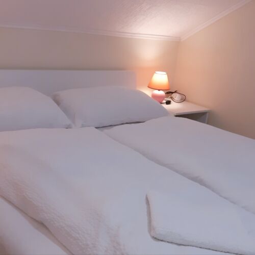 Pokoj s manželskou postelí v podkroví 