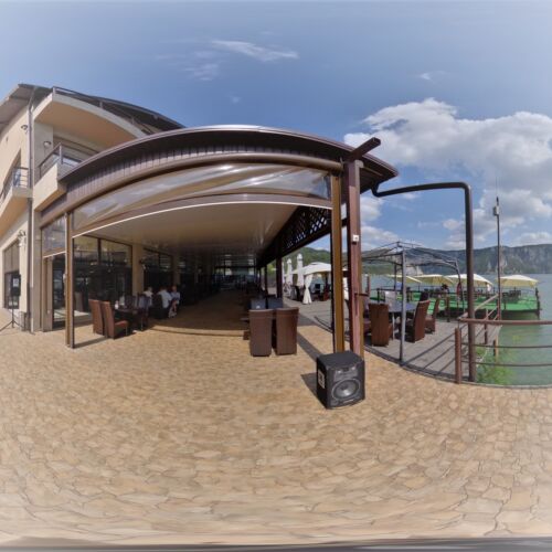 Camera dubla la parter cu vedere spre râu