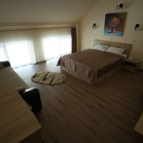 Camera tripla cu vedere spre munte