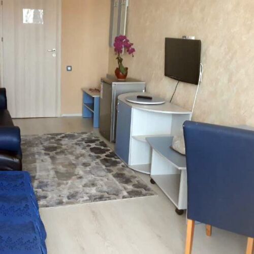 Apartament cu living, dormitor si balcon