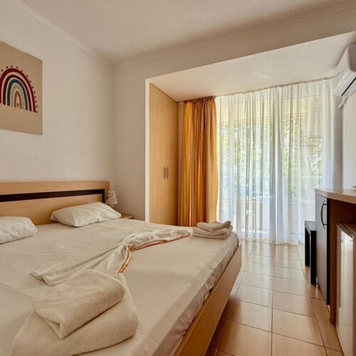 Camera dubla cu 2 sezlonguri la plaja