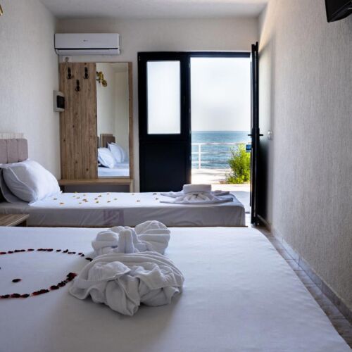 Camera Tripla By the Sea 3 *