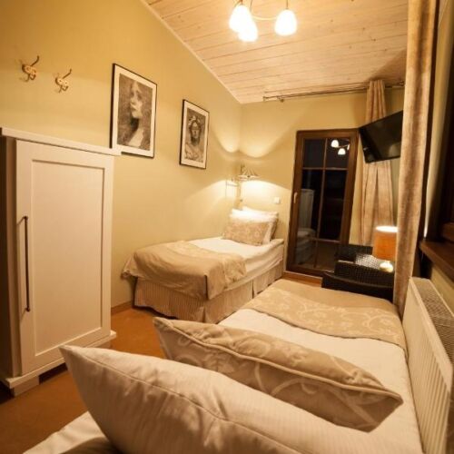 Camera twin la etaj cu vedere spre curte