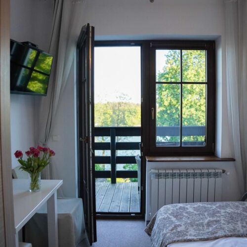 Camera dubla la etaj cu vedere spre lac