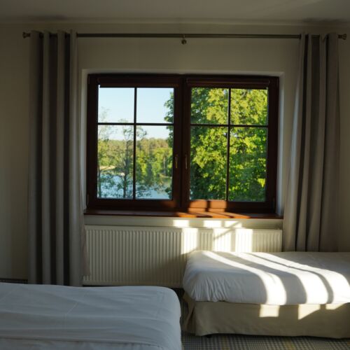 Camera tripla la etaj cu vedere spre lac