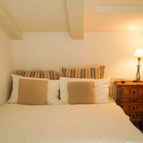 Camera dubla la mansardă cu vedere spre curte