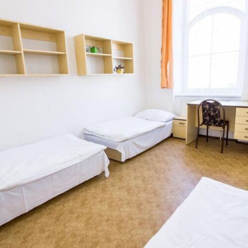 Camera twin cu duș cu baie comună