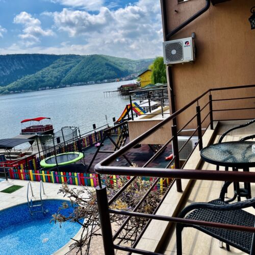 Camera dubla cu terasă cu vedere spre râu