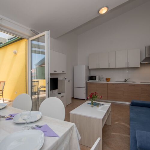 Apartament 6-osobowy z klimatyzacją na piętrze z 3 pomieszczeniami sypialnianymi