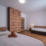 Apartman pro 4 os. s 1 ložnicí s výhledem do zahrady na poschodí (s možností přistýlky)