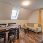 Apartman pro 4 os. s 1 ložnicí s výhledem na hory v podkroví (s možností přistýlky)