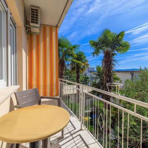 Upstairs 2-Room Balcony Apartment for 5 Persons