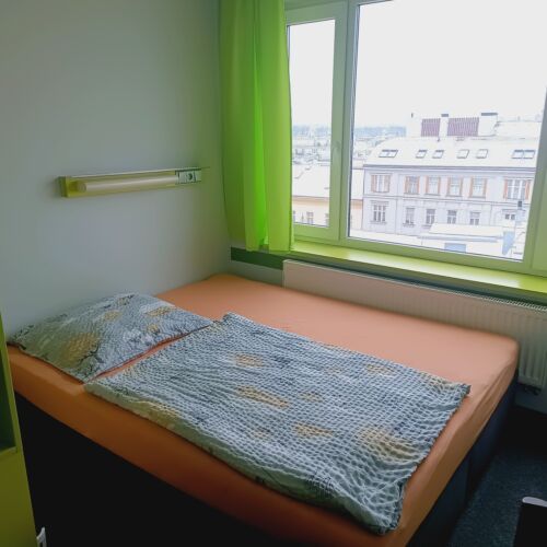 Pokoj s manželskou postelí s výhledem na hrad 