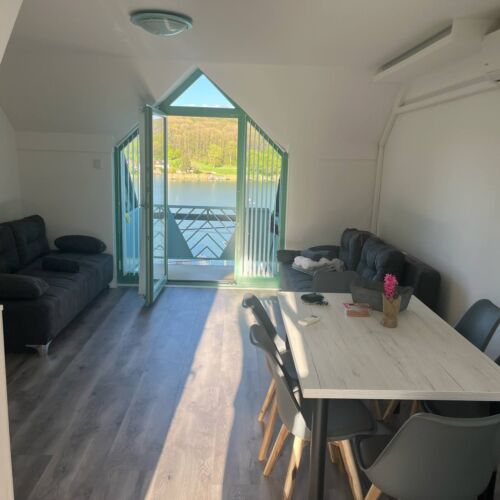 Apartman s balkónem pro 6 os. se 2 ložnicemi s výhledem na jezero (s možností přistýlky)