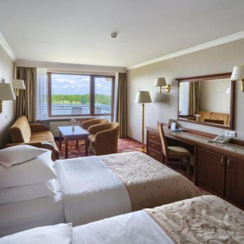 Camera twin cu vedere spre lac