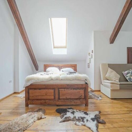 Camera dubla la mansardă cu vedere spre pădure