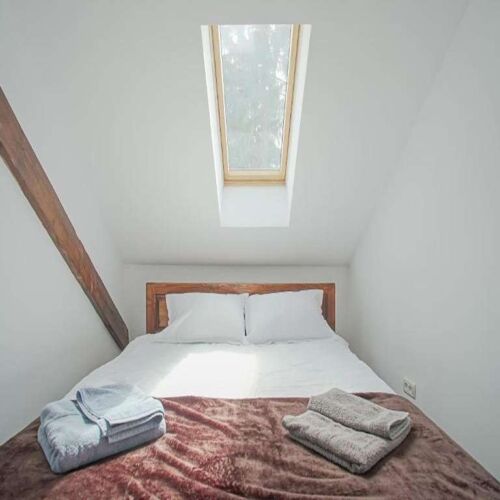 Camera dubla la mansardă cu baie