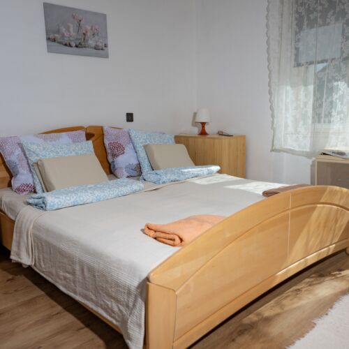 Întreaga unitate familial(ă) întreaga unitate pentru 7 pers. (se inchirieaza doar integral) (se poate solicita pat suplimentar)